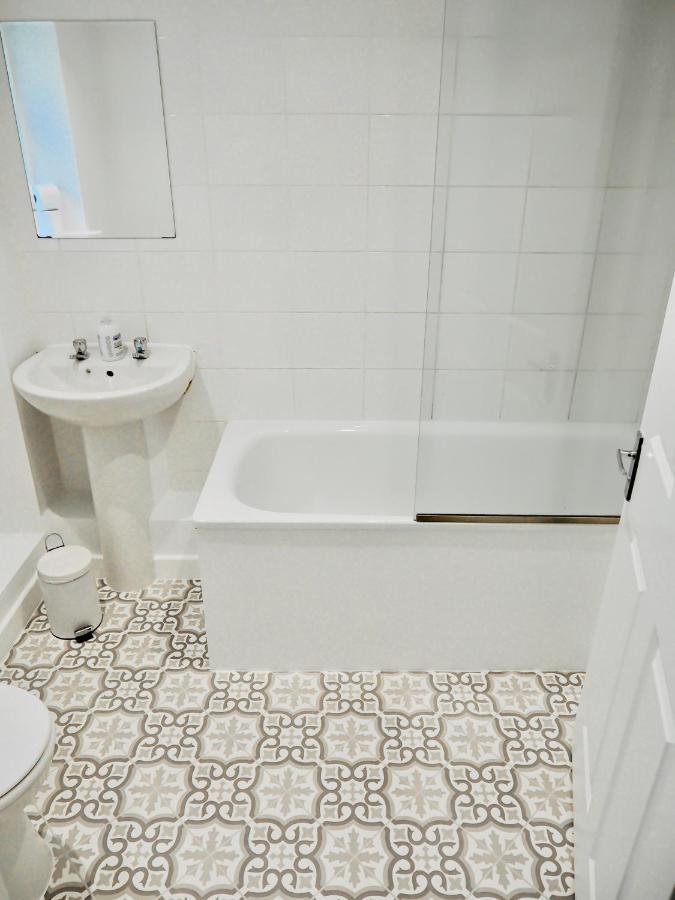 Private Parking Stylish Great Location Apartment กิลด์ฟอร์ด ภายนอก รูปภาพ