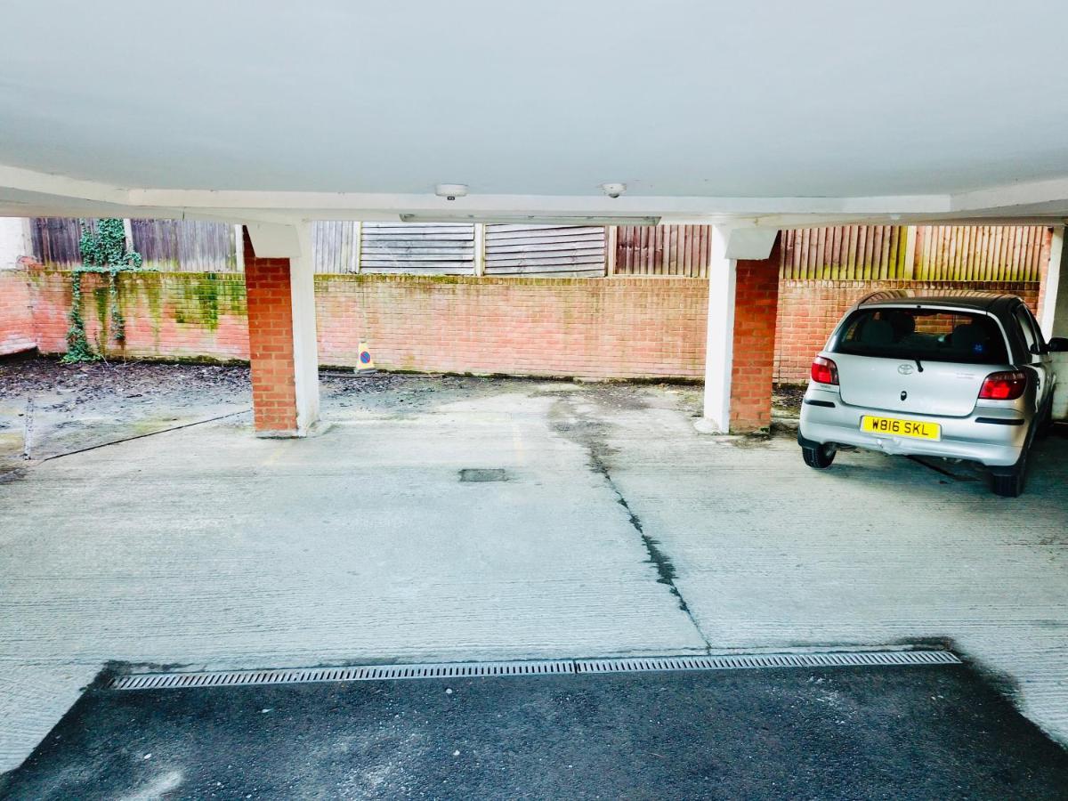 Private Parking Stylish Great Location Apartment กิลด์ฟอร์ด ภายนอก รูปภาพ